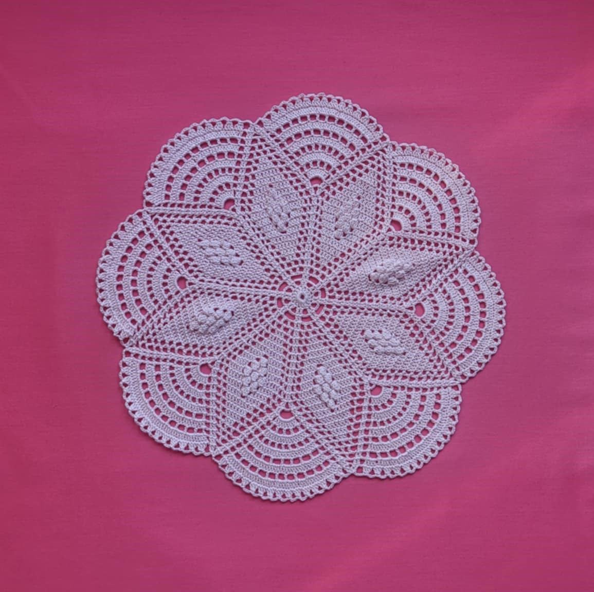 Nerta rankų darbo servetėlė (Ø 29 cm)