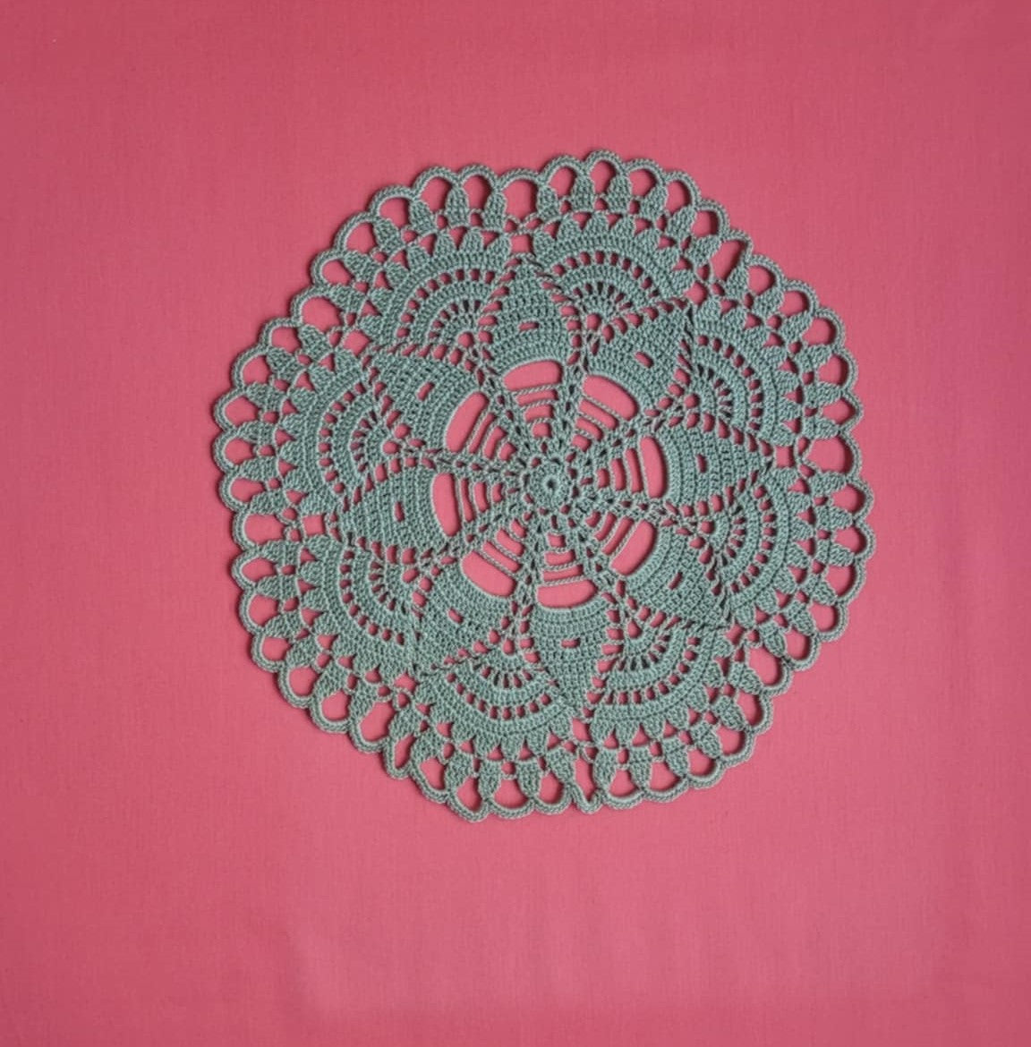 Nerta rankų darbo servetėlė (Ø 25 cm)