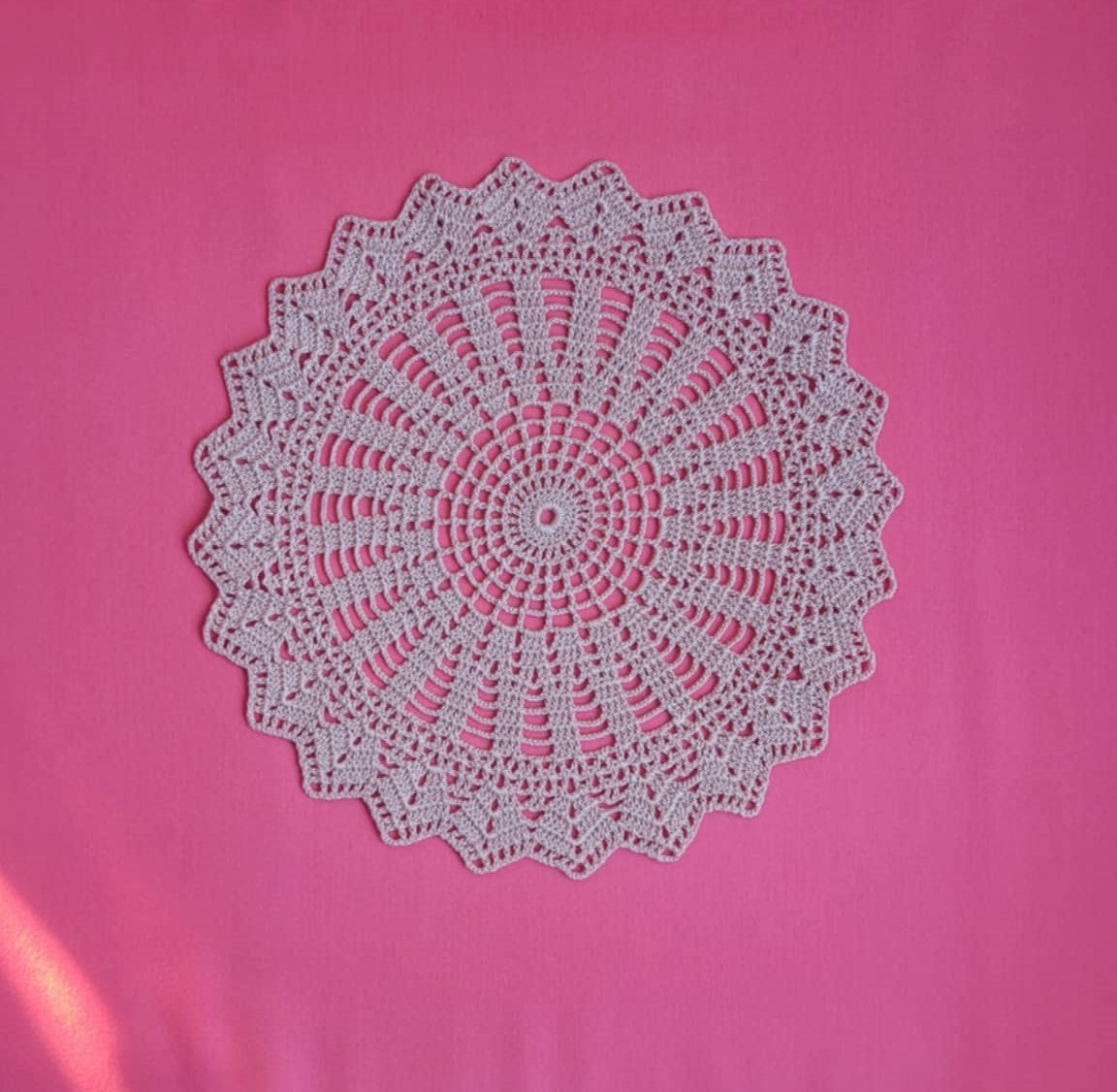 Nerta rankų darbo servetėlė (Ø 25 cm)